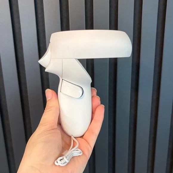 New Pair of Original Oculus 2 Controllers - Picture 5 of 6